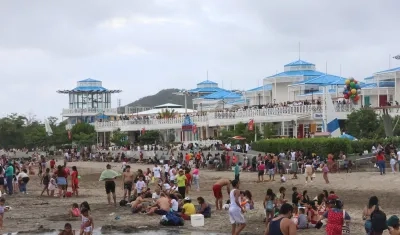 Visitantes en las playas de Puerto Colombia.
