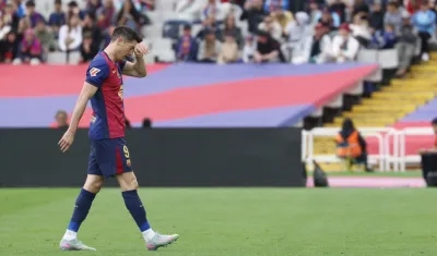 Robert Lewandowski abandona la cancha en el partido contra el Celta. 