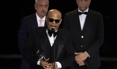 Rubby Pérez tras recibir su distinción en el Teatro Nacional de Santo Domingo.