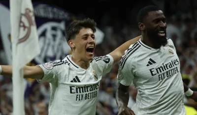 Arda Guler y Antonio Rüdiger celebran el gol que le dio la clasificación al Real Madrid.