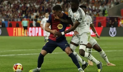 Antonio Rüdiger disputa el balón con Ferrán Torres, del Barcelona. 