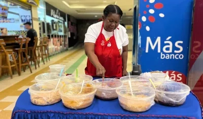 Una de las mujeres emprendedoras en la venta de dulces.