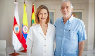 Cristina Espinoza Dávila junto al gobernador Eduardo Verano. 