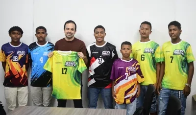 Iván Urquijo, director de Indeportes Atlántico, durante la entrega de uniformes a los equipos participantes. 