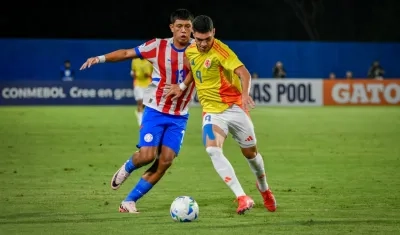 Santiago Londoño, de Colombia, intenta avanzar ante la marca de un rival. 