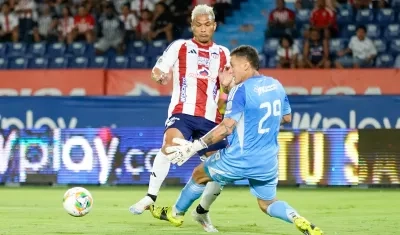 La pelota que Teo Gutiérrez le robó al portero del Medellín, Washington Aguerre, para luego darle la asistencia para el gol de Carlos Bacca.