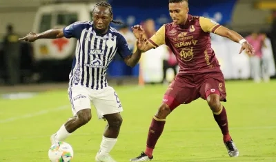 Yimmi Chará domina la pelota ante la marca de Cristian Trujillo, del Tolima. 