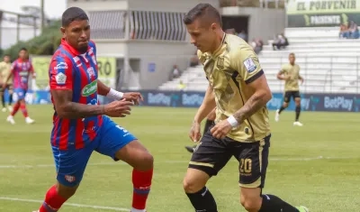 Acción del juego entre Unión Magdalena y Águilas Doradas, en Itagüí.