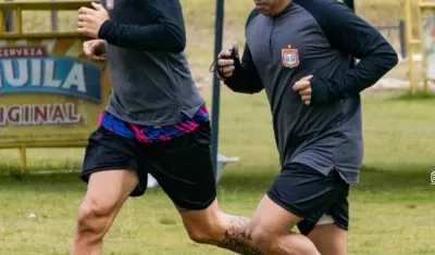 Vladimir Hernández junto al uruguayo Eric Krame, en un entrenamiento del Boyacá Chicó.