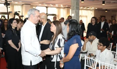 Zulinka Pérez, hija de Rubby Pérez, recibiendo las condolencias del presidente dominicano Luis Abinader. 