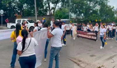 Funcionarios de la Dian protestando. 