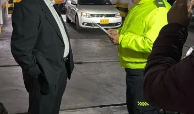 Al senador Iván Name le leen los derechos del capturado.