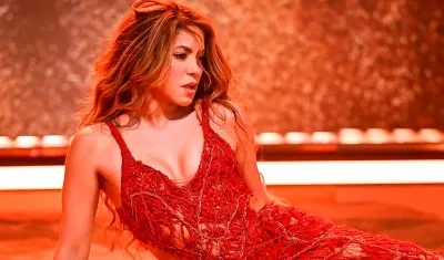 Shakira lució un vestido rojo justo al cuerpo.