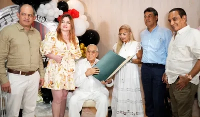 Alci Acosta recibiendo homenaje por parte de Syaco. 