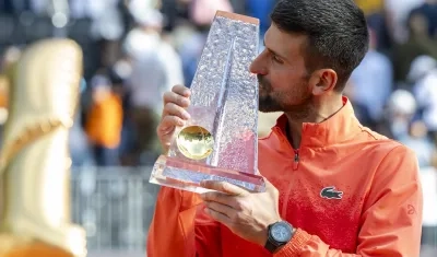 Novak Djokovic besando el trofeo de campeón de Ginebra.