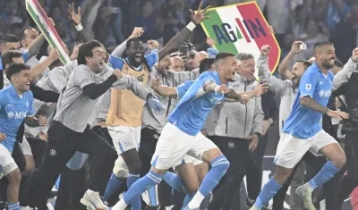 Jugadores del Napoli celebran el título de Serie A.