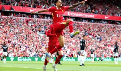 Luis Díaz celebrando su gol de hoy al Arsenal.