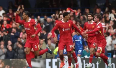 Jugadores del Liverpool celebrando el único gol que marcaron.