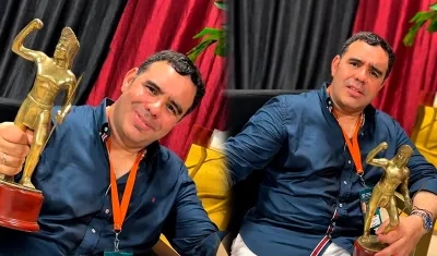 Michael Alexander García Riascos con el galardón. 