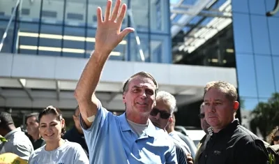 Jair Bolsonaro saliendo del Hospital DF Star en Brasilia.