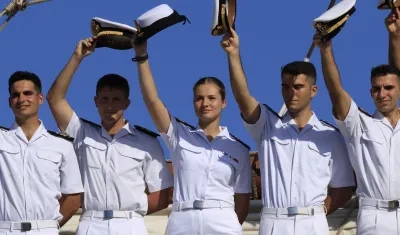  La princesa Leonor de Borbón, saluda a su llegada este viernes al puerto de Cartagena.