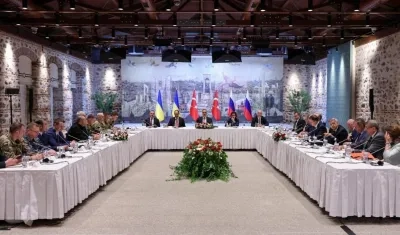 Delegados de Rusia y Ucrania en reunión.