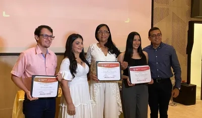 Reconocimiento a egresados. 