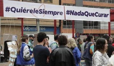 Personas asisten a una exposición durante la conmemoración del Día Internacional contra la Homofobia, la Transfobia y la Bifobia.