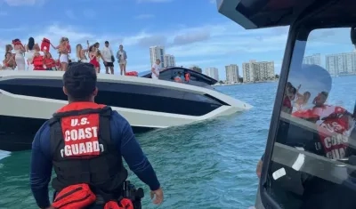Yate semihundido con personas a bordo en Miami Beach.