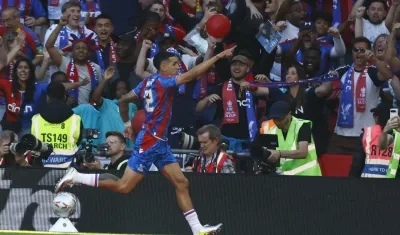 Daniel Muñoz celebrando su gol anulado en la final de FA Cup.