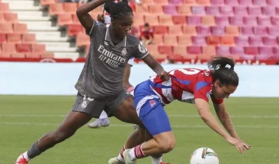 Linda Caicedo en acción de juego contra Granada.
