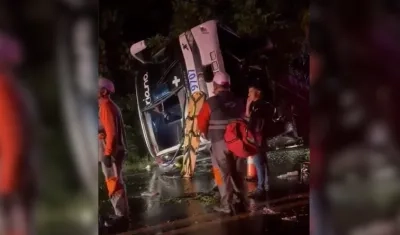 Así quedó el bus que transportaba a 34 personas.