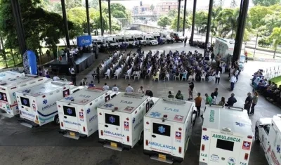 Las ambulancias que Petro entregó este sábado en Antioquia. 