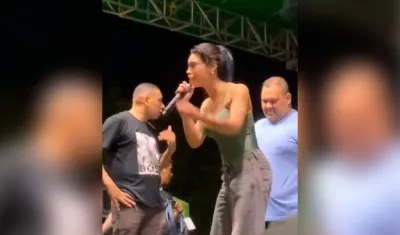 Imagen de la artista durante la presentación. 