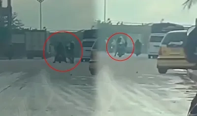 Momento en que los delincuentes huían en las motocicletas. 