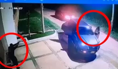 Momento del ataque a bala contra la docente y su yerno.