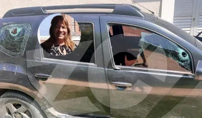 La camioneta impactada y donde se movilizaban las víctimas. 