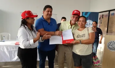 La Subsecretaria de Vivienda y Electrificación Rural, Rocío Jiménez; el alcalde Edinson Palma y el Gobernador Eduardo Verano con una beneficiaria. 