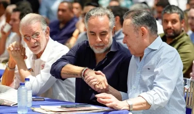 El Ministro del Interior, Armando Benedetti, y el presidente del Senado, Efraín Cepeda. Observa el Gobernador Verano.