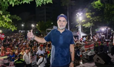 El Ministro del Interior, Armando Benedetti, en el cabildo popular realizado en Barranquilla.
