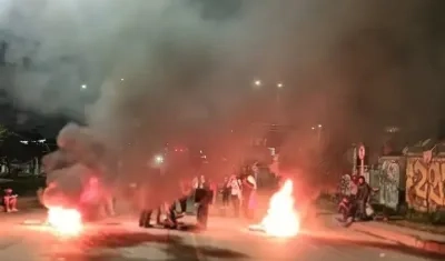 Bloqueo con quemas de llantas en Bogotá. 