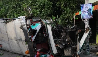 Aspecto del bus tras volcarse en La Loma de La Manga. 