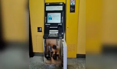 El cajero automático quedó de esta manera tras el intento de robo. 