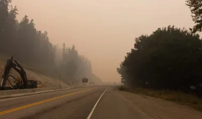 Humo en carretera de Canadá debido a los incendios forestales.