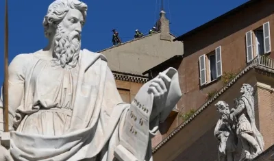 Los bomberos instalaron este viernes la chimenea en el techo de la Capilla Sixtina del Vaticano.