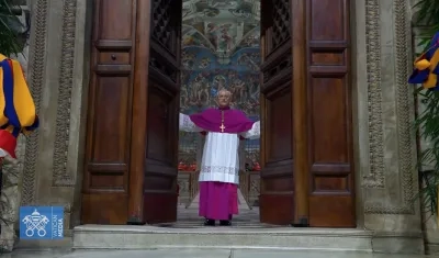 Se cierran la puerta de la Capilla Sixtina. 