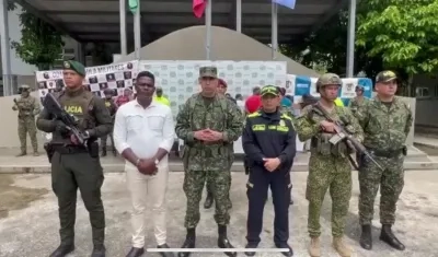 Los altos oficiales con los capturados al fondo. 