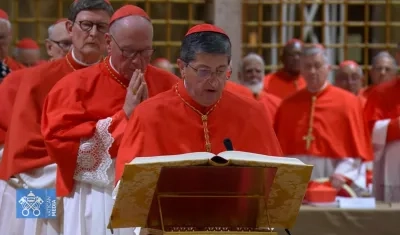 Cardenales haciendo el juramento en la Capilla Sixtina. 