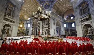 Cardenales asisten a la Misa de V Novemdiale en memoria del difunto Papa Francisco en la Basílica de San Pedro, Ciudad del Vaticano.