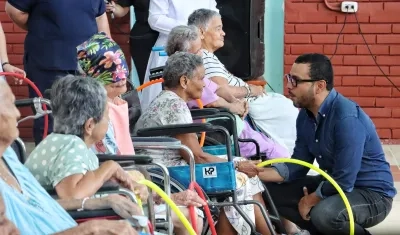 Wilson Quimbayo, gerente de Capital Social, durante un recorrido por las instituciones beneficiadas.